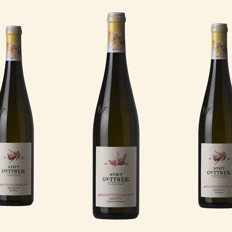 Drei Flaschen Göttweiger Wein.